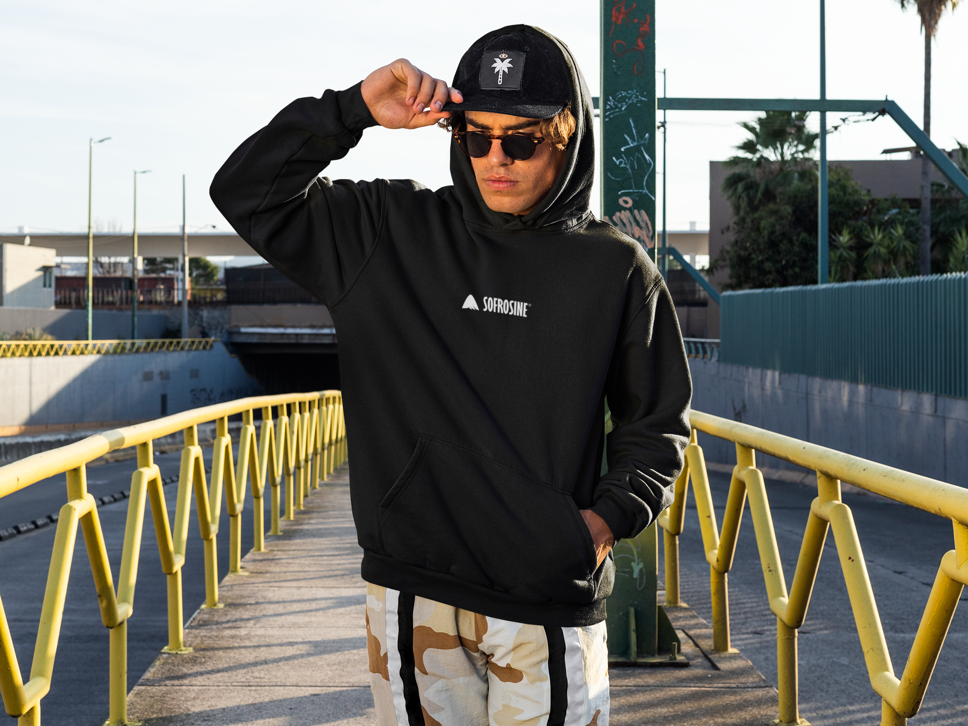 vista frontal chico joven con sudadera de capucha negra marca sofrosine