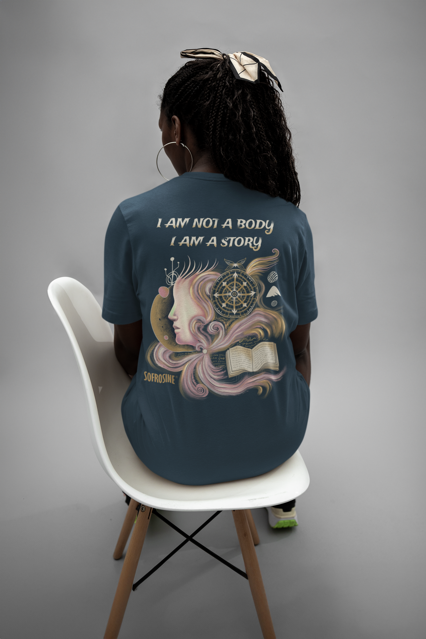 chica  de raza negra sentada en silla de espaldas con camiseta sofrosine