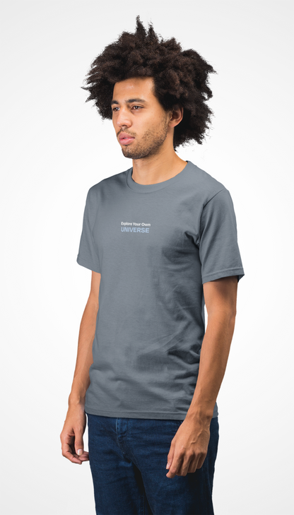 Chico de perfil con camiseta sofrosine universe color mineral grey