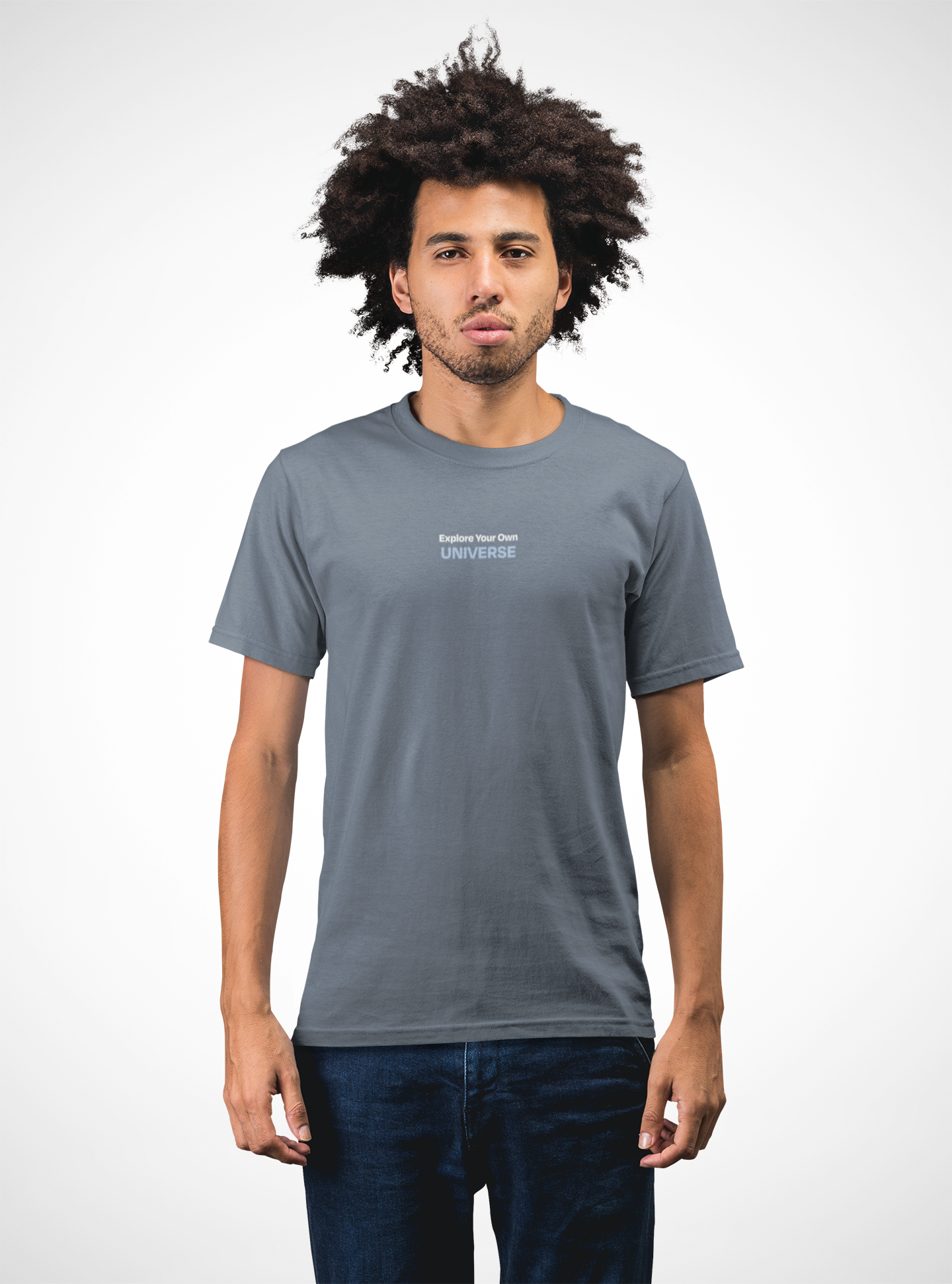 Chico con pelo afro y camiseta sofrosine mineral grey universe