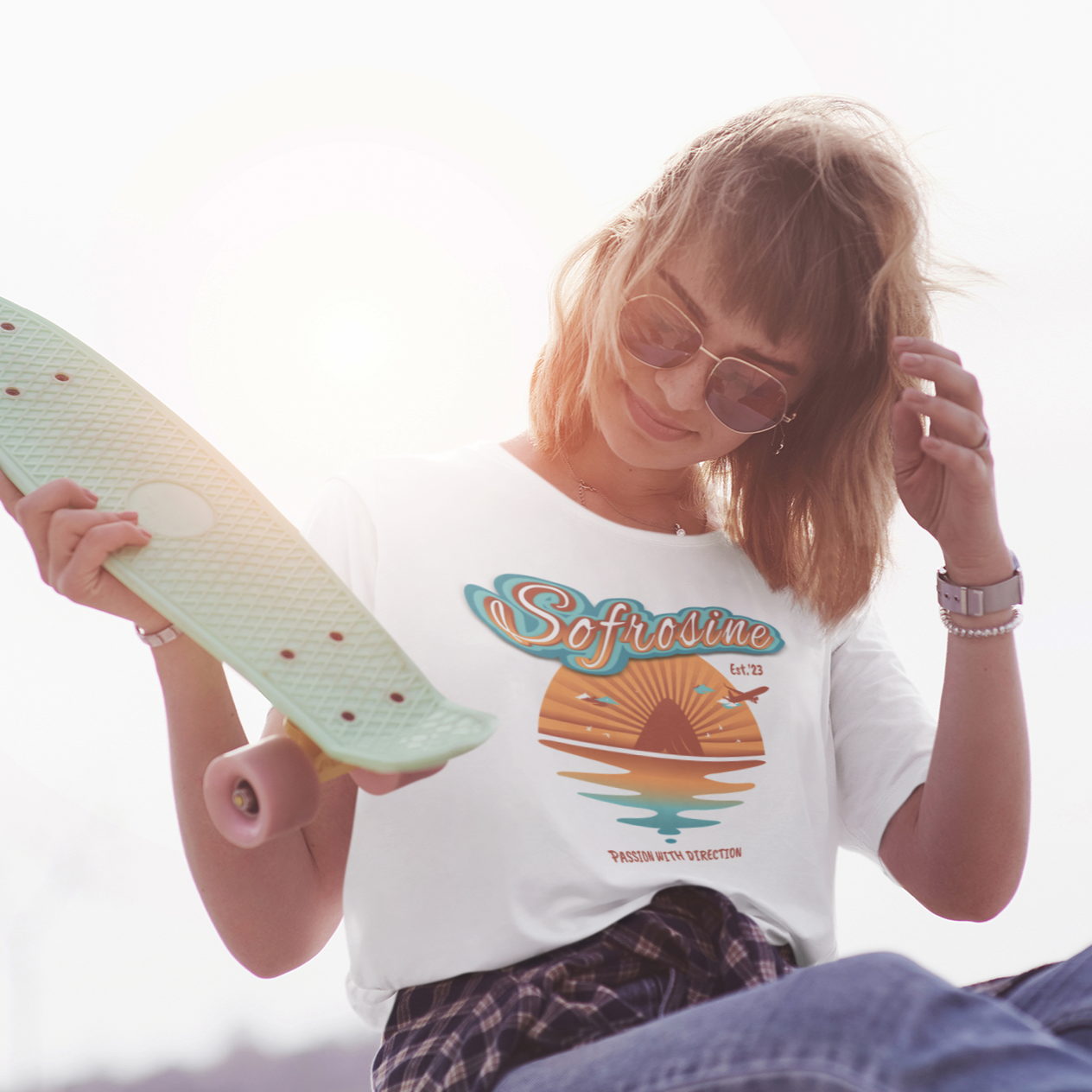 chica con patinete y camiseta sunset